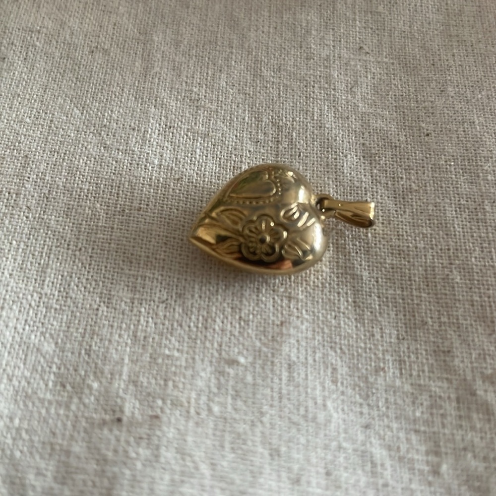 ROMANTIC Gold Heart Pendant - Picture 9 of 9